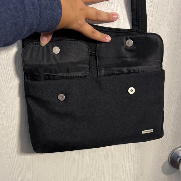 Travelon Anti-theft Classic Black Crossbody Bag - Picture 10 of 15